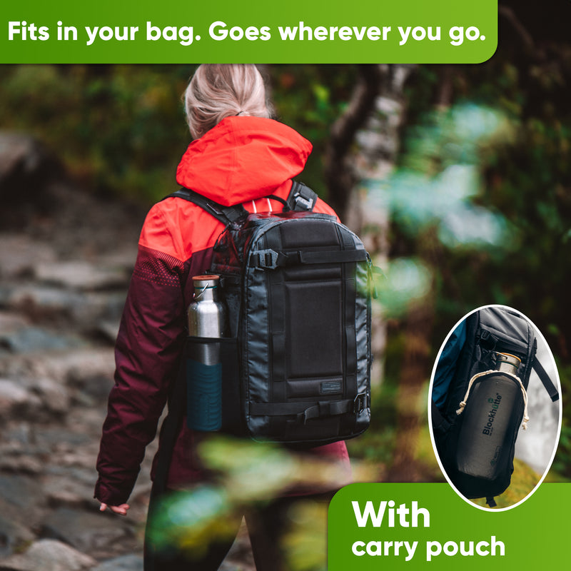 Hiker in a red jacket seen from behind, the bottle in a turquoise silicone sleeve in the backpack side pocket; inset: bottle in a drawstring carry pouch